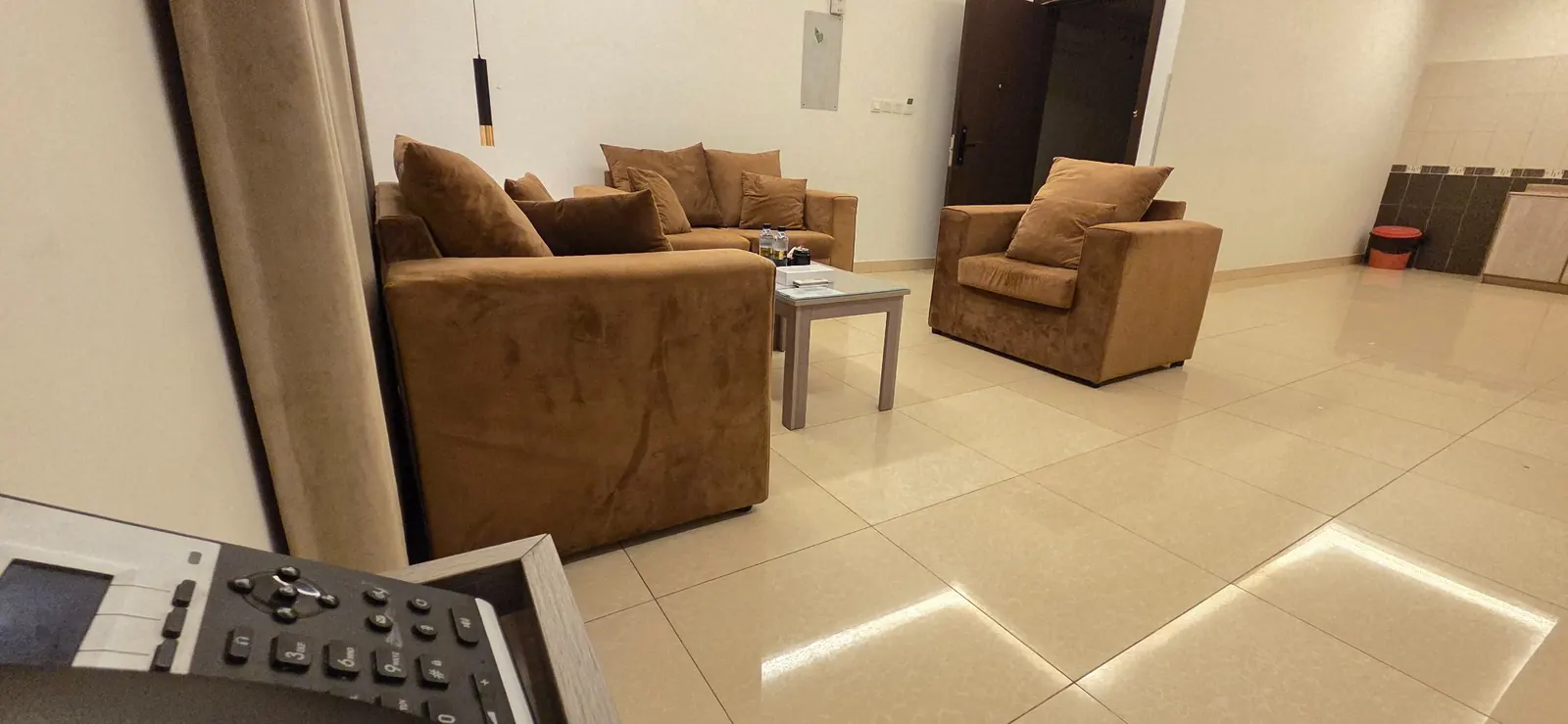 شقة واسعة بصالة ومطبخ صغير في الرياض